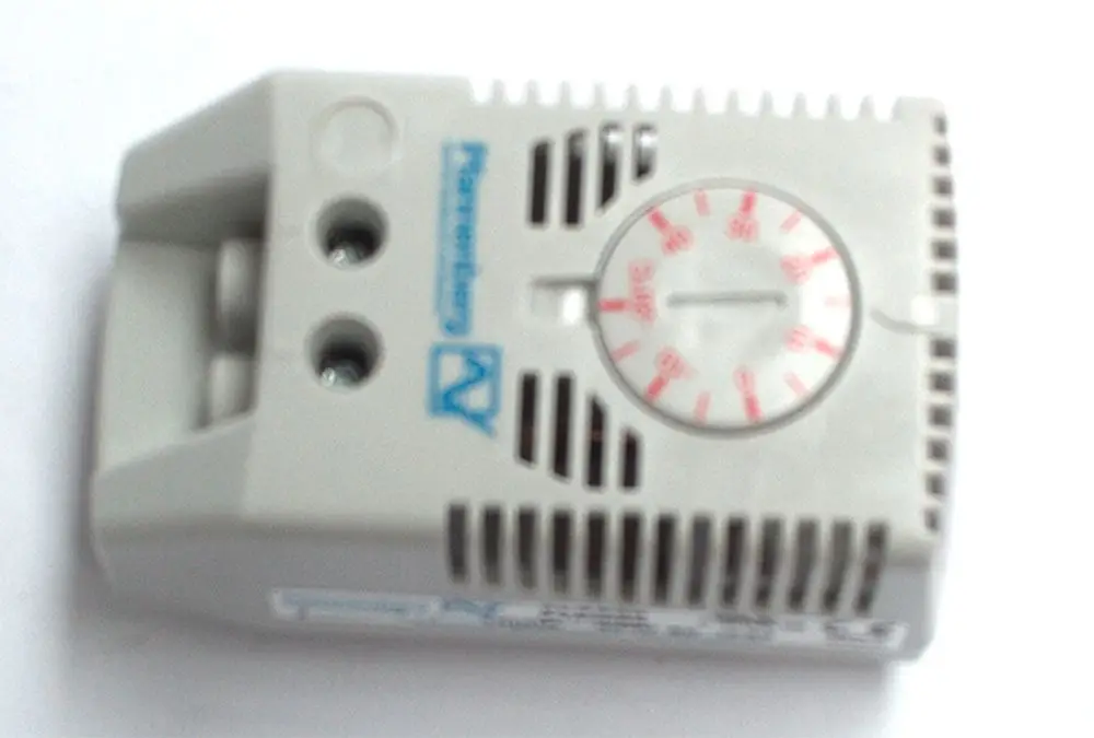 Temperaturregler von Daikin in kompaktem Design mit einem Ziffernblatt zur Temperaturregelung und zwei Sensoröffnungen an der Vorderseite.